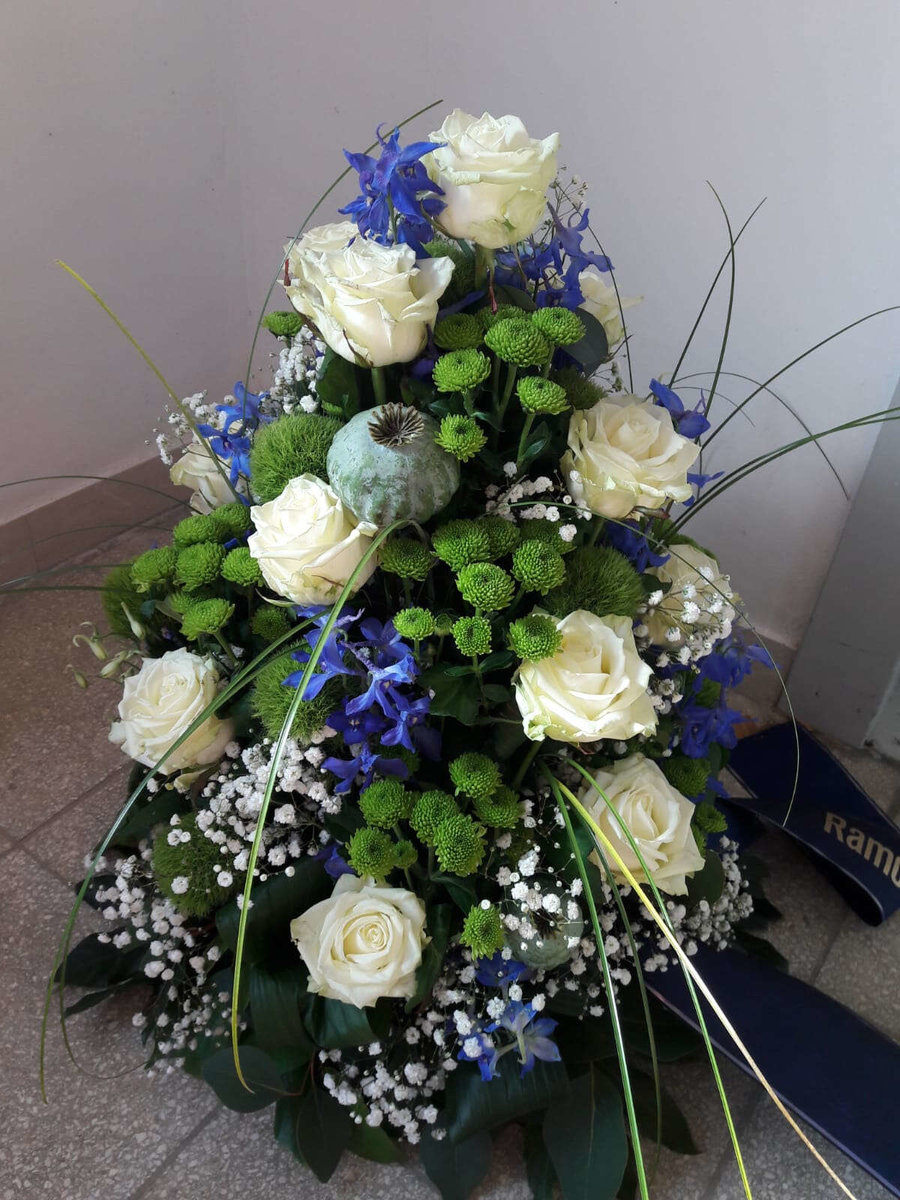 blau weißes Blumengesteck