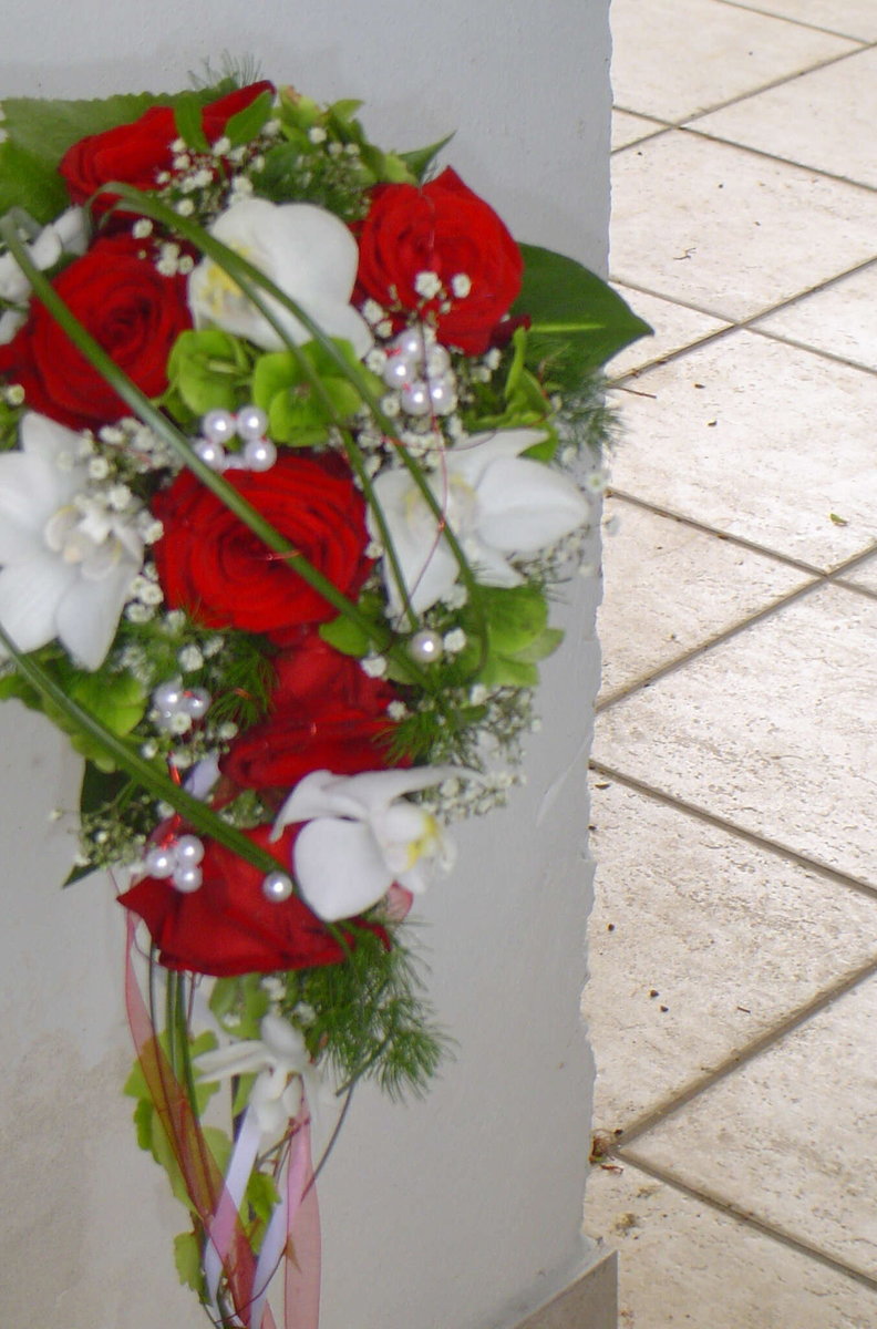 Blumenstrauß mit rot weißen Blumen