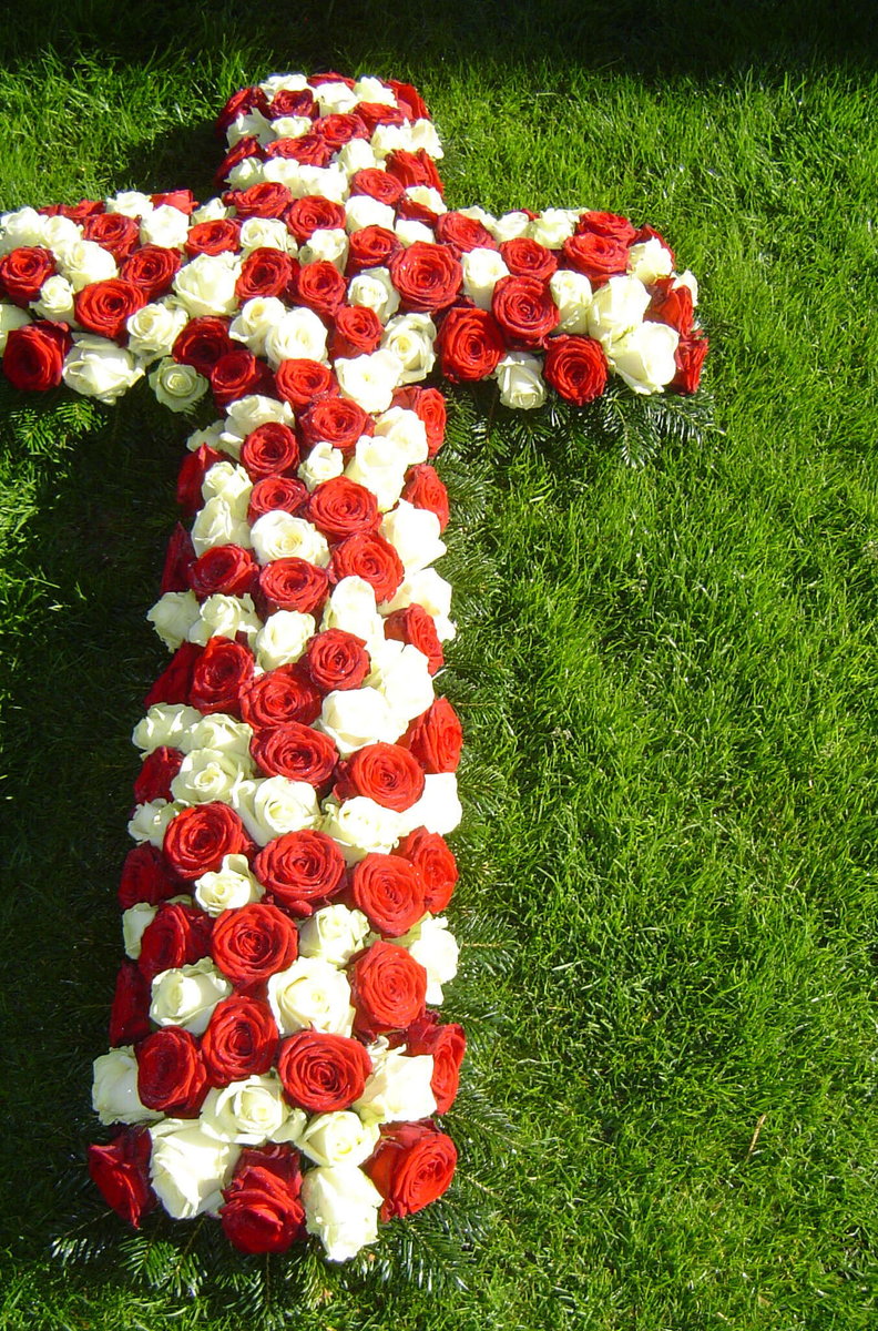 Kreuz aus Blumen rot weiß