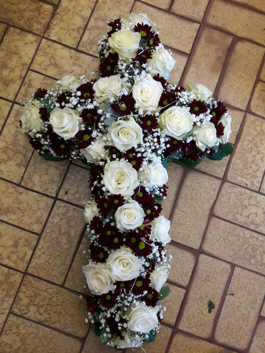 Kreuz mit Blumen befüllt weiß