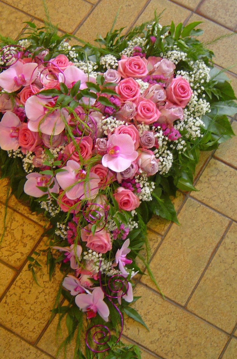 Herz befüllt mit rosa Blumen