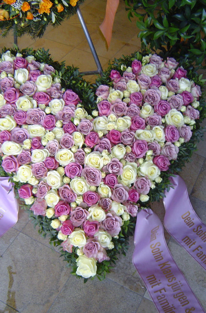 Herz aus Blumen rosa weiß